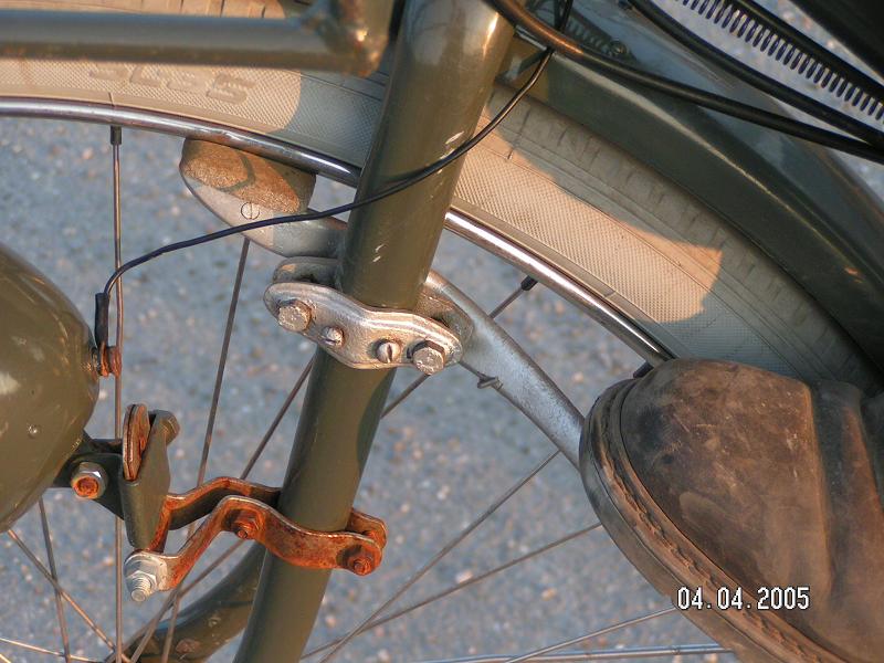 Den förträffliga fotbromsen på framhjulet