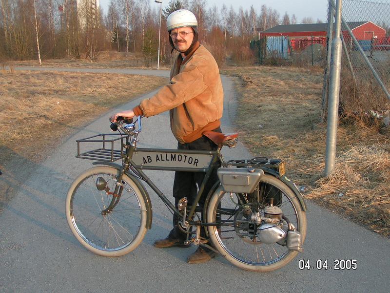 Kent poserar i vårsolen med sin cykel med Kulimotor