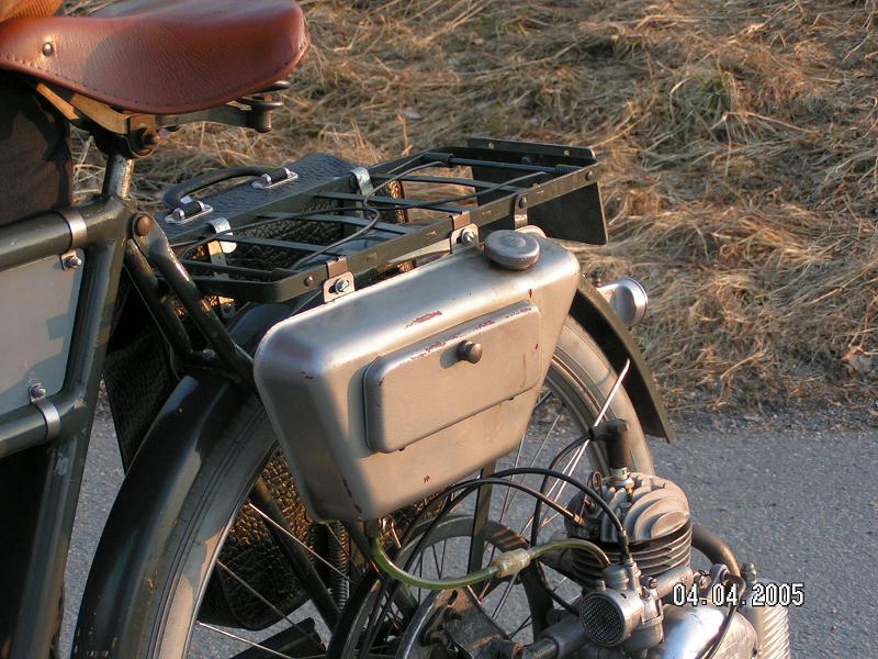 Bensintanken, rymmer 2 L och verktygsfack