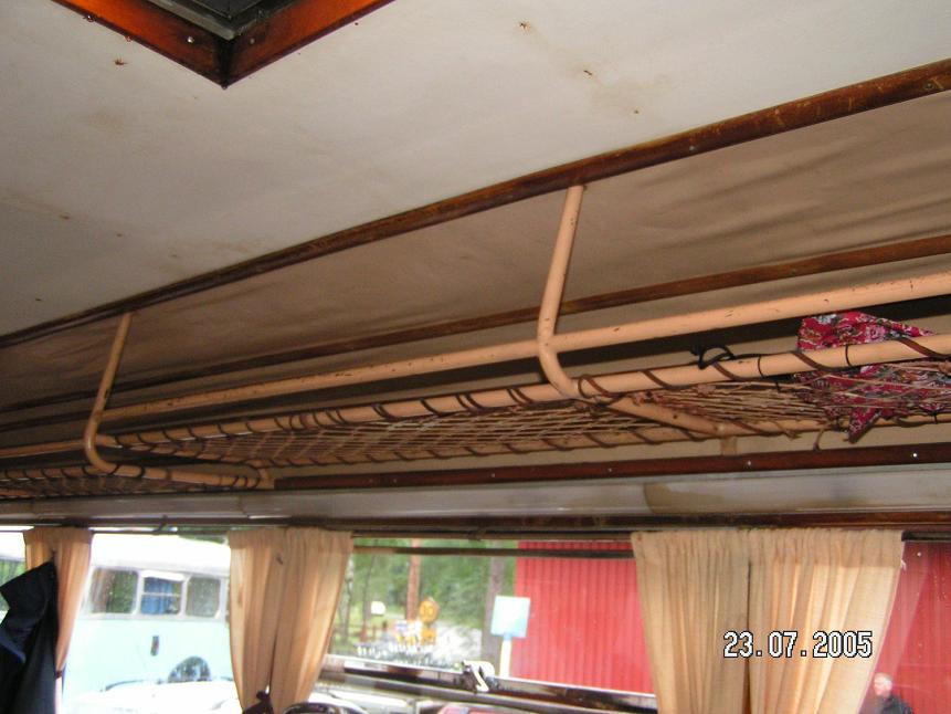 Bagagehylla inuti, liknar mycket rälsbussarnas dito