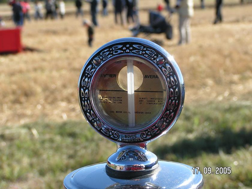 Kylarprydnaden från förarens sida, tempmätaren