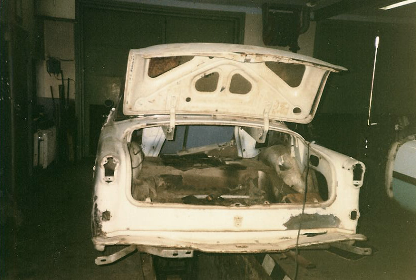 Den tomma karossen under renovering