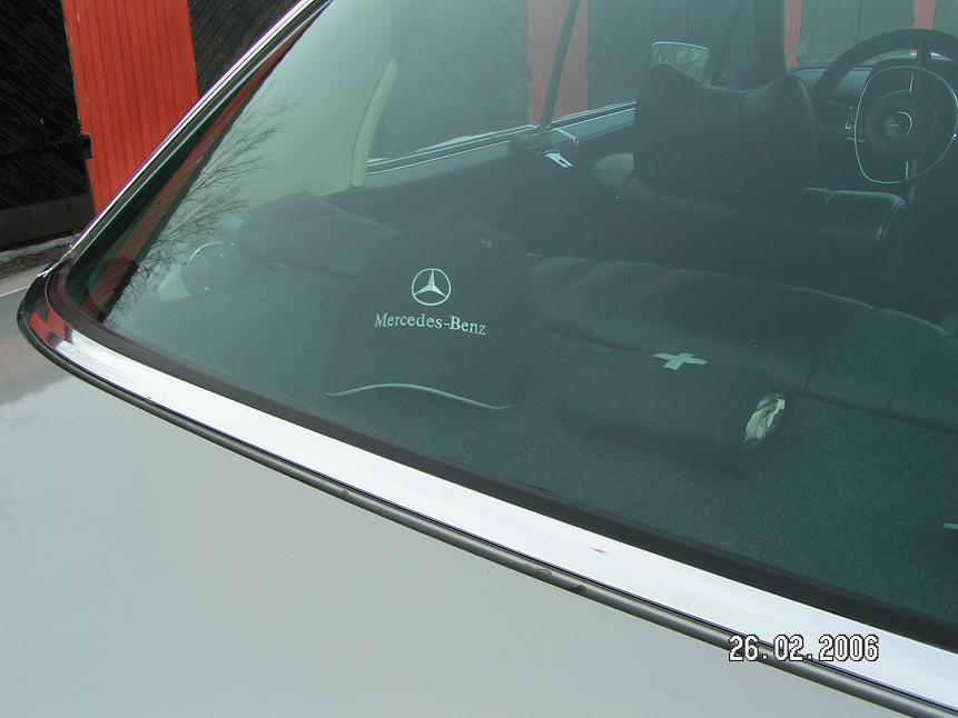 Mercedeskepsar i bakrutan
