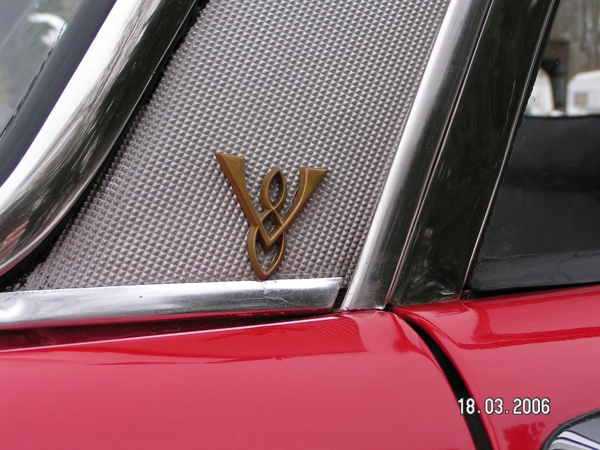 Det lilla V8 märket på C-stolpen